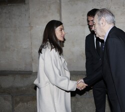 Su Majestad la Reina recibida a su llegada por el director de la Real Academia de Bellas Artes de San Fernando, Tomás Marco